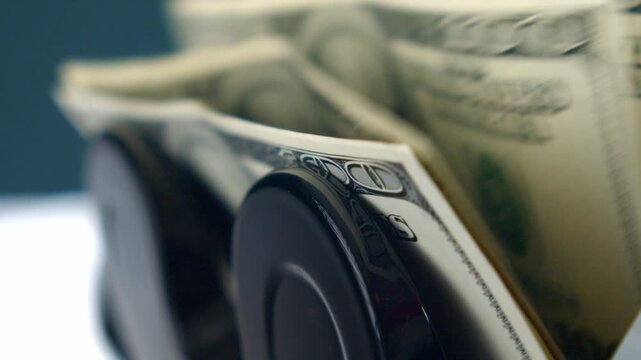 Financial Equipment Designed To Count Large Sums Of U.S. Dollars With Precision. Investment, Audit, And Economic Activity Represented Visually.Automated Cash Counting Machine Counting Hundred Dollar 