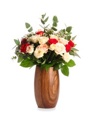 Obraz premium Beautiful bouquet of roses in a vase