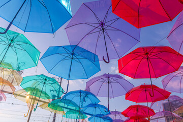 夏の晴れた日の夕空を覆うカラフルなアンブレラスカイ