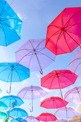 夏の晴れた日の夕空を覆うカラフルなアンブレラスカイ