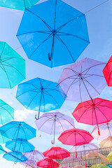 夏の晴れた日の夕空を覆うカラフルなアンブレラスカイ