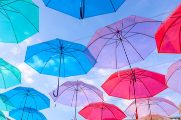 夏の晴れた日の夕空を覆うカラフルなアンブレラスカイ