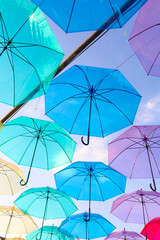 夏の晴れた日の夕空を覆うカラフルなアンブレラスカイ