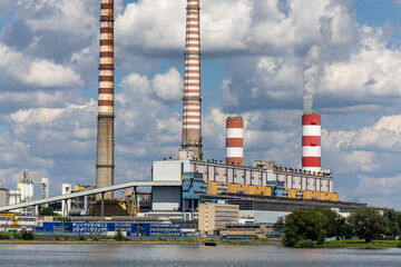 Elektrownia na wodą z wielkimi kominami.