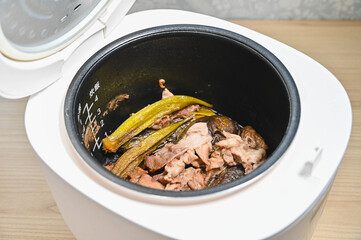 炊飯器で作る夏野菜と豚肉の煮物