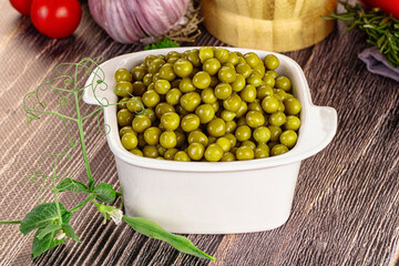 Sweet young canned green peas