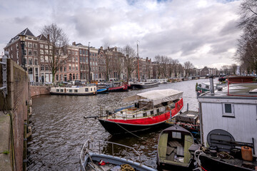 Stadtansicht von Amsterdam im Vordegrund der Kanal mit Boote aufgenommen Jan 2019