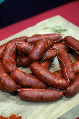 cuerda de chorizos artesanales en un plato en la cocina