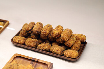croquetas artesanales crujientes recién fritas en una bandeja para degustar 
