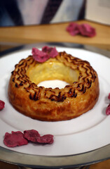 dulce de mazapán con agua de rosas, yema de huevo y compota de pera con pétalos de rosa caramelizados