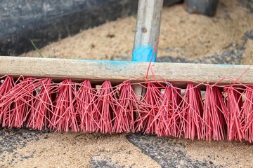 Besen mit roten Borsten