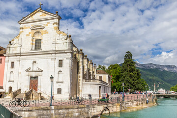 Obraz premium Historic Saint Francois de Sales church at the Thiou river in Annecy, France