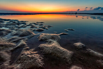 Sonnenuntergang über dem Watt bei Utersum auf der Nordseeinsel Föhr mit aufkommender Flut,...