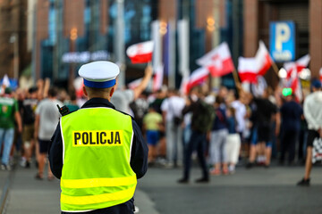  Policjant drogówki kieruje ruchem samochodów w mieście © FotoDax
