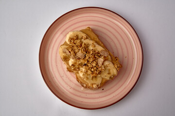 A Tasty Slice of Toast Topped with Creamy Peanut Butter, Fresh Banana Slices, and Crunchy Granola for a Deliciously Nutritious Meal Option