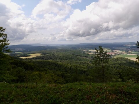 Eine Wanderung zum  Heldrastein bei Treffurt mit dem Aussichtsturm "Turm der Einheit" mit blick zur Burg Normannstein