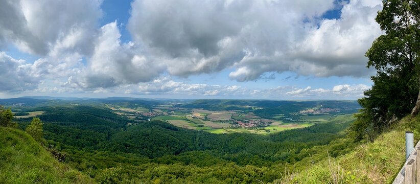 Eine Wanderung zum  Heldrastein bei Treffurt mit dem Aussichtsturm "Turm der Einheit" mit blick zur Burg Normannstein