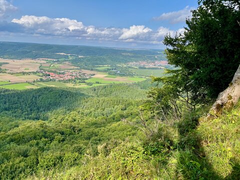 Eine Wanderung zum  Heldrastein bei Treffurt mit dem Aussichtsturm "Turm der Einheit" mit blick zur Burg Normannstein