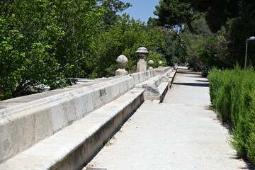 długa kamienna ławka w parku