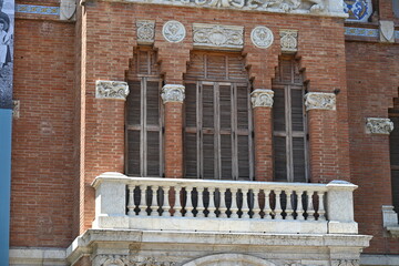 zewnętrzna fasada bogato zdobionego rynku głównego w Walencji © Miroslaw