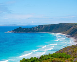 Obraz premium Ocean coast road leading to blue waters in Western Australia