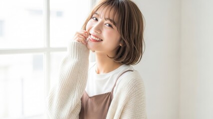 白いセーターを着て楽しそうに笑うカットモデルの女性