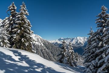 Chaîne de Belledonne en hiver , randonnée dans la vallée des Villards ,  Savoie , France