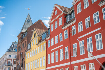 Les maisons colorées sur les rives du canal Nyhavn, au cœur de la ville de Copenhague au Danemark, avec des bateaux
