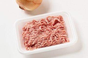 未調理の豚ひき肉
