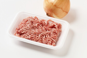 未調理の豚ひき肉
