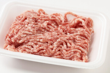 未調理の豚ひき肉
