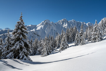 Chaîne de Belledonne en hiver , randonnée dans la vallée des Villards ,  Savoie , France