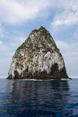 Fototapeta premium The picturesque Etarick or Monument Rock (Wotanimanu), located off Mataso Island, is a unique rock formation is surrounded by diverse sea life and home of the Etarick Kaka, or Bird of Monument Rock.