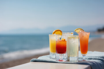 Obraz premium stunning display of top famous cocktails arranged elegantly beside tranquil sea
