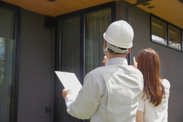 住宅の打ち合わせをする建築業者と女性