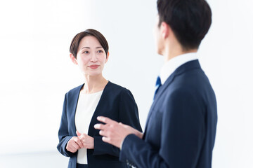 オフィスで会話をするビジネスパーソン