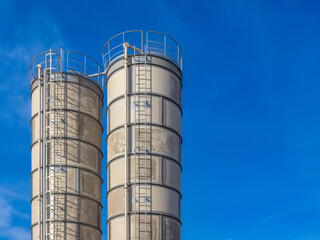 vertical industrial bunkers, for storing cement, fly ash or other dry bulk materials, in concrete production plants or construction sites