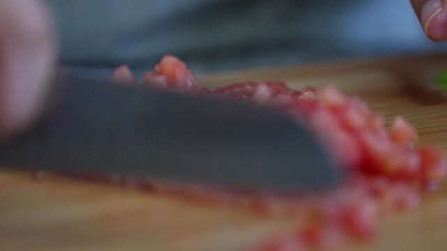 Cortando y picando vegetales y legumbres en casa sobre tabla de corte y cuchillo de cheff