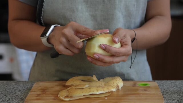 Cortando y picando vegetales y legumbres en casa sobre tabla de corte y cuchillo de cheff