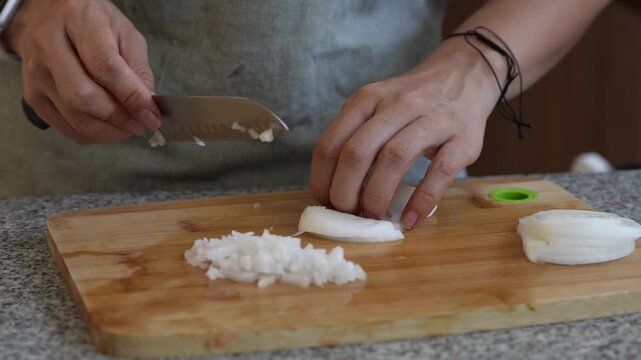 Cortando y picando vegetales y legumbres en casa sobre tabla de corte y cuchillo de cheff