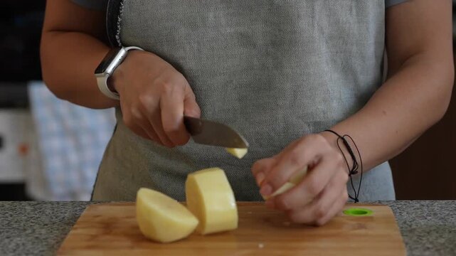 Cortando y picando vegetales y legumbres en casa sobre tabla de corte y cuchillo de cheff