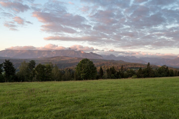 Piękne widoki na Tatry o wschodzie słońca z Przełęczy nad Łapszanką 