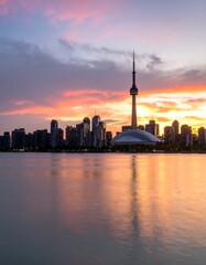 Obraz premium City skyline at sunset over water (5)