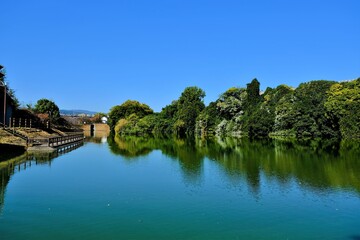 日本、奈良、郡山城、続日本100名城、日本の城、特別史跡、輪郭式平城、天守、庭園、池塘、春、歷史名勝、綠色、風景、青空、写真素材	

