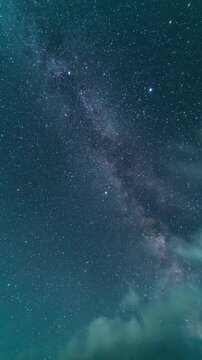 星空　天の川と雲　北半球　日本　縦　デジタルサイネージ