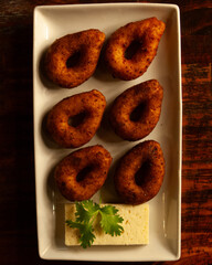 Mandocas, rosquilla en forma de gota hecha con queso fresco, papelón o azúcar moscabo, harina de maíz precocida y plátano amarillo cocido. 
