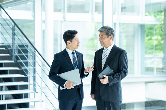 打ち合わせするビジネスマン