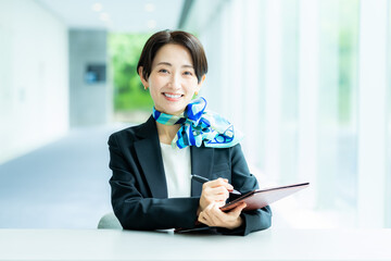 案内する受付の女性