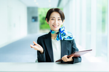 案内する受付の女性