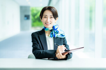案内する受付の女性